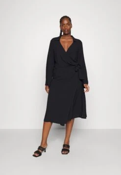 Curvy Buckle Dress - Shirt Dress - Black